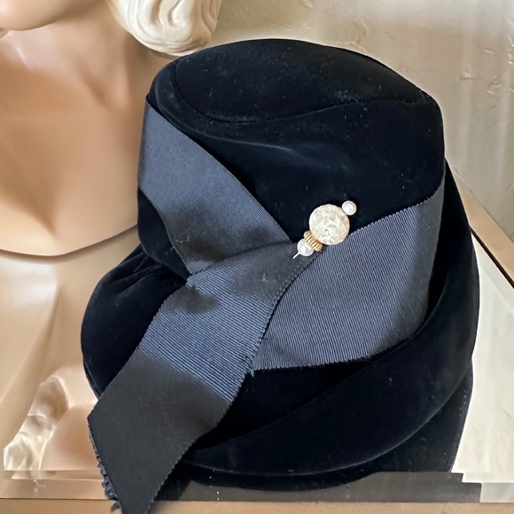 STYLISH VINTAGE BLACK VELVET RETRO CLOCHE - GROSGRAIN BAND + LARGE JEWEL HATPIN main image 6